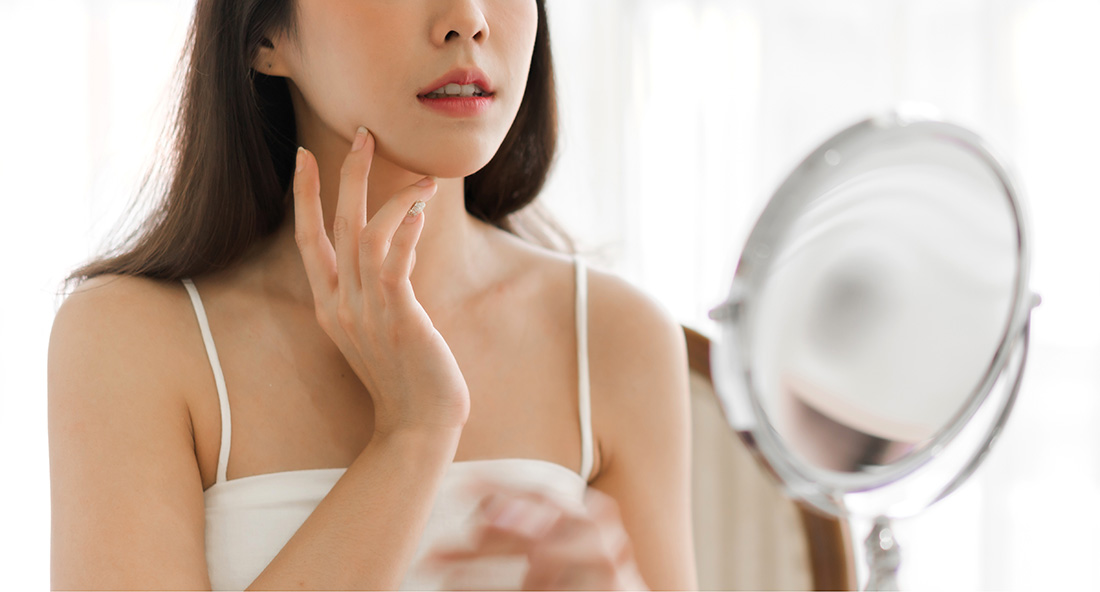 肌荒れに悩む女性