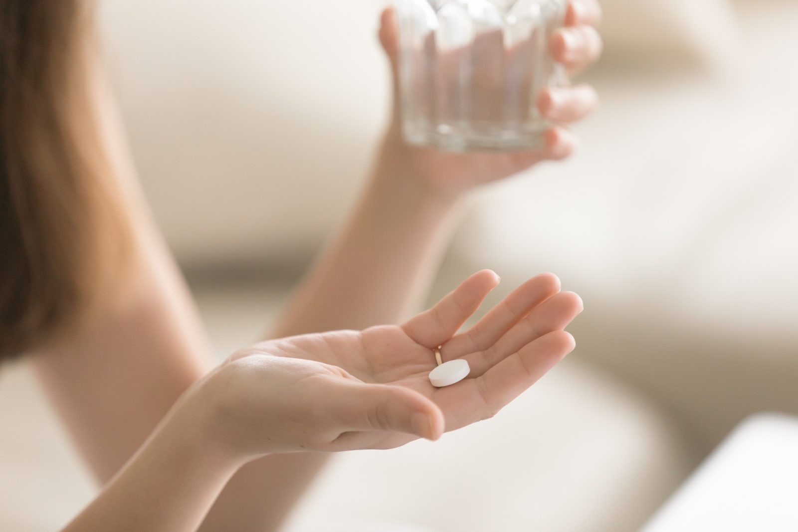 薬を飲む女性