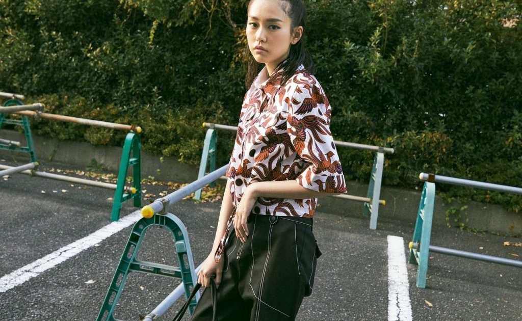 桐谷美玲が着こなす！遊びゴコロあふれるKENZOの春服 | GINGER