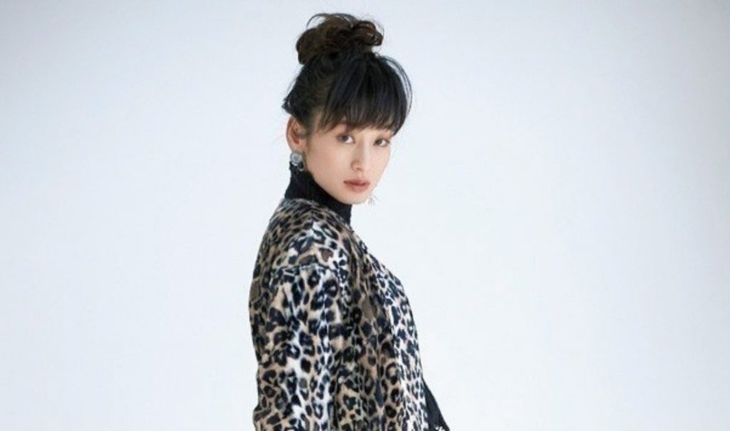 西山茉希流セルフアレンジvol 2 リッチなアニマル柄をお団子ヘアでカジュアルダウン Ginger ジンジャー 自分を主役にした人生を