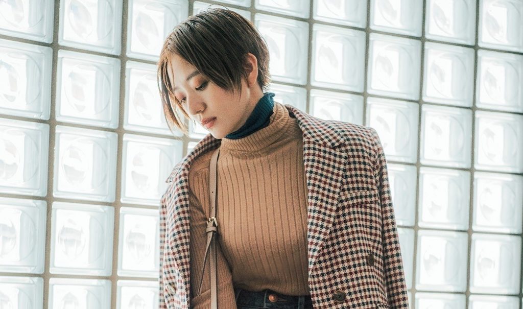 伊藤千晃が着こなす シンプルなタートルニットの着回しコーデ Ginger ジンジャー 自分を主役にした人生を