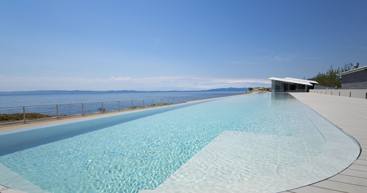 今ホットな淡路島へ！美しき青い海を借景に、心身を解き放たれる新