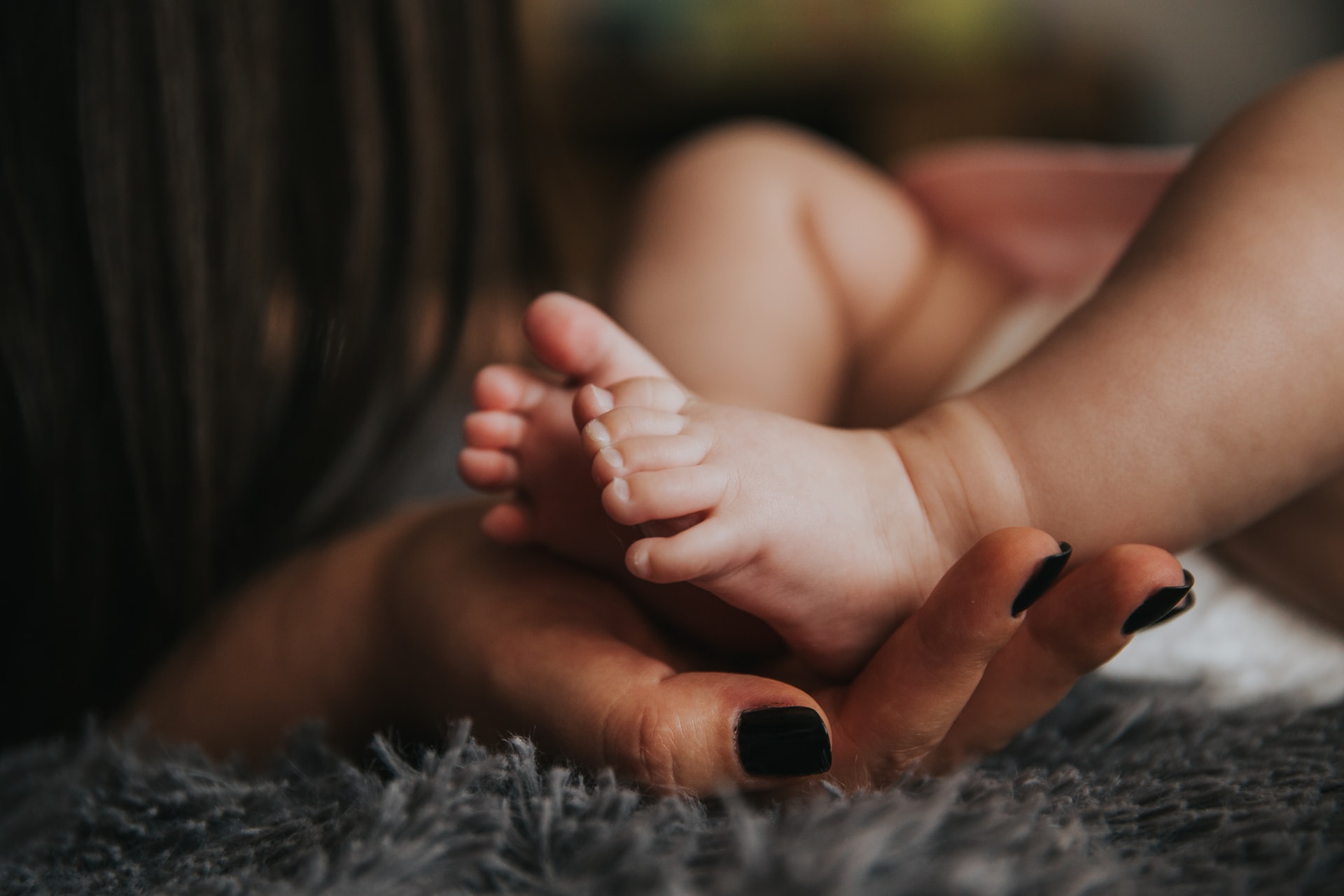 赤ちゃんの足と母の手