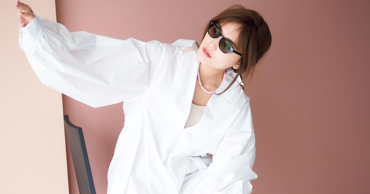 INella 川口春奈着用 ボリュームシャーリングブラウス 白 INella（イネラ）の「【INella(イネラ)】ボリュームシャーリング