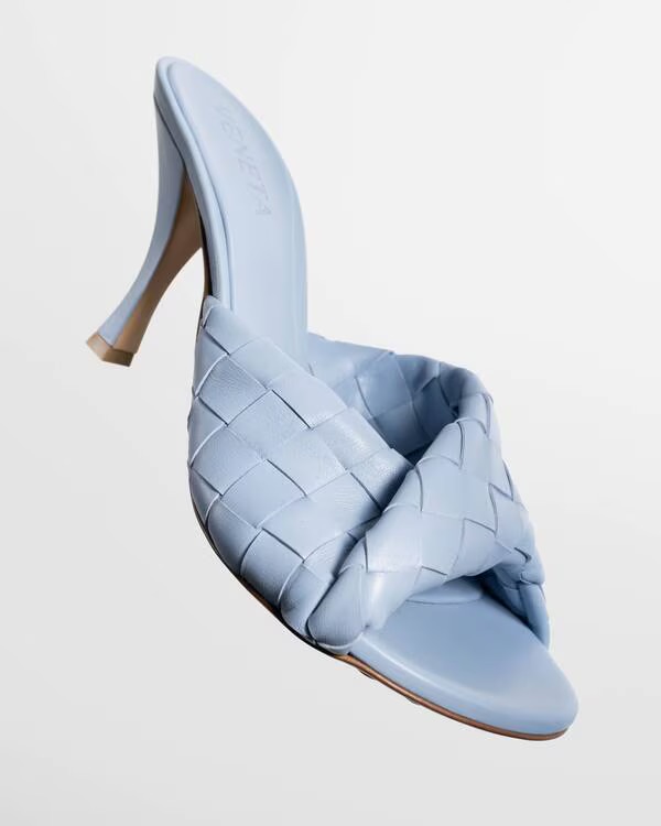 ボッテガ・ヴェネタの新作ヒールサンダルで、足元に個性と気品をプラス