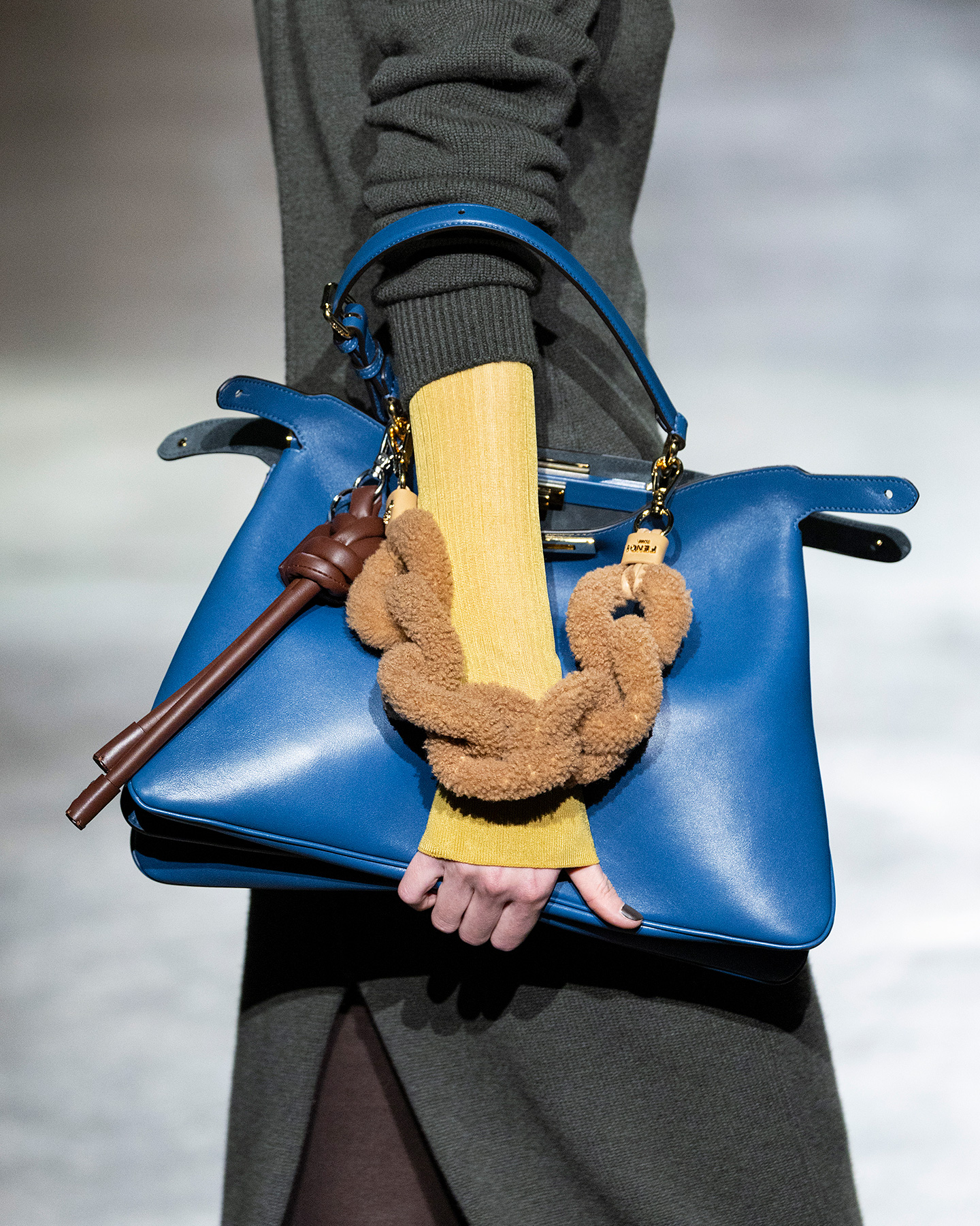 フェンディ ピーカブー セレリア チャーム付き フェンディ ピーカブー セレリア チャーム付き フェンディ ピーカブー