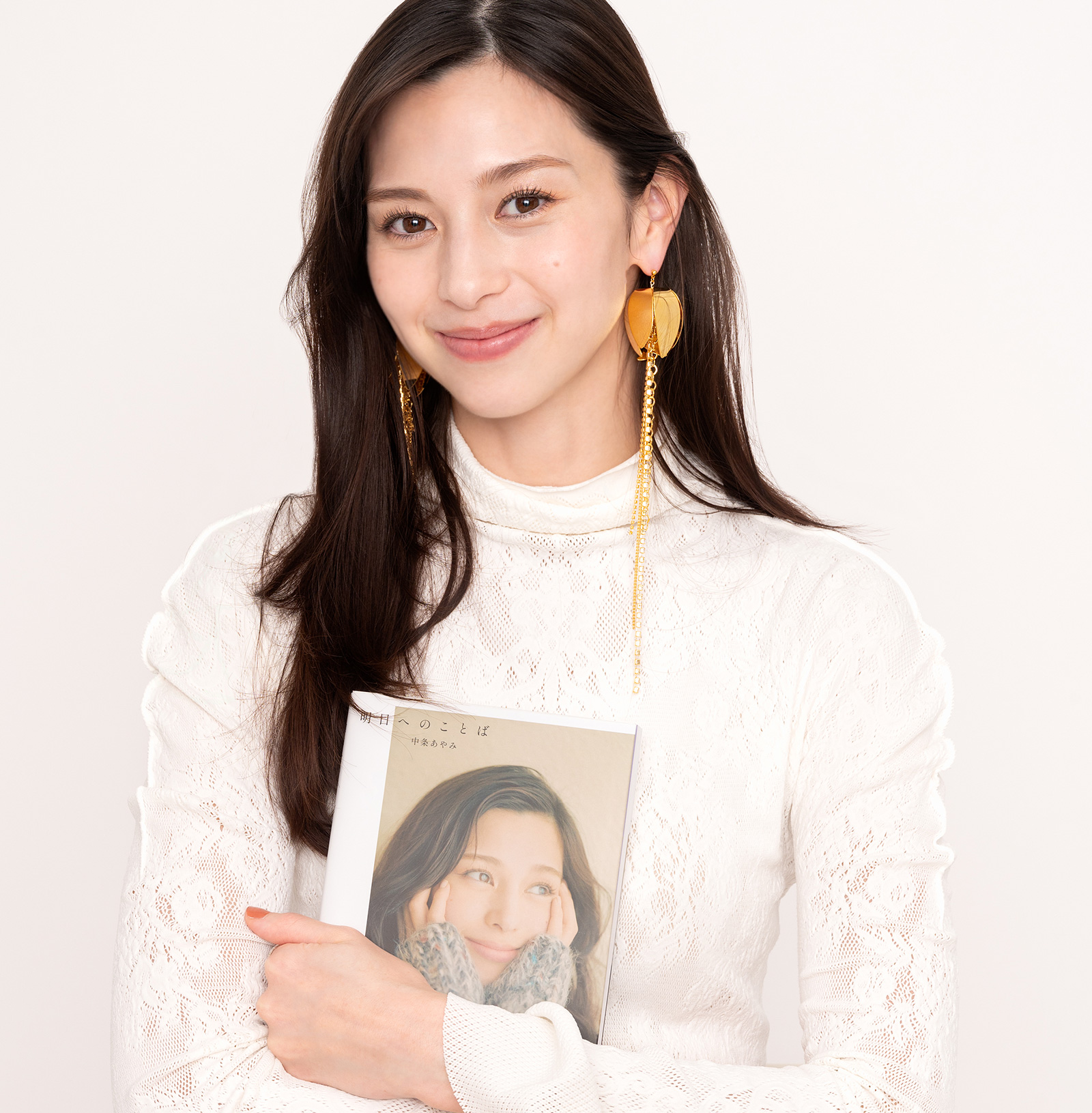 あやカ 自撮り 顔胸 中条あやみ「コンプレックスと肩を組んでいく」初のフォトエッセイには“伝えたい想い”が満載 | GINGER