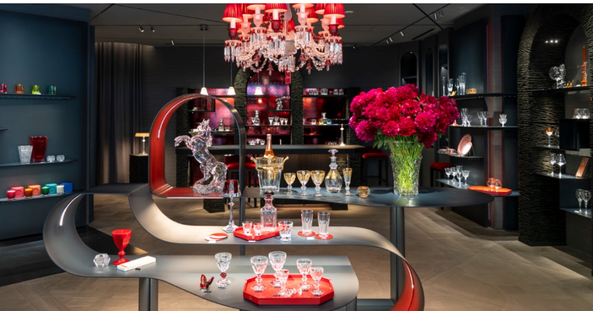 バカラの美学が息づくショップ＆バー。大人な休日をお約束する空間を