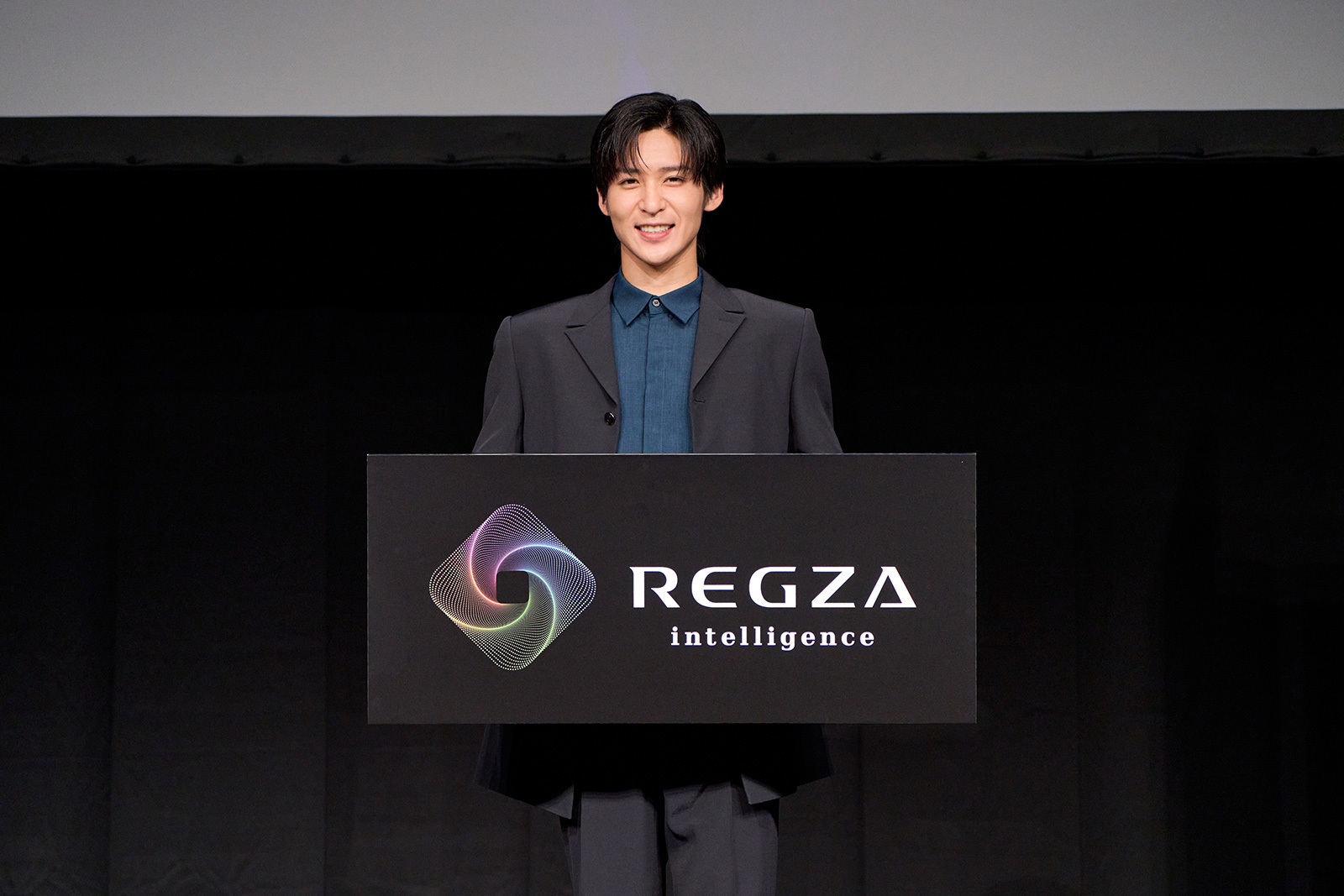 誰かの目にとまってもらいたい Snow Man目黒蓮の色が変わるレンズに注目、「Zoff」新CM公開