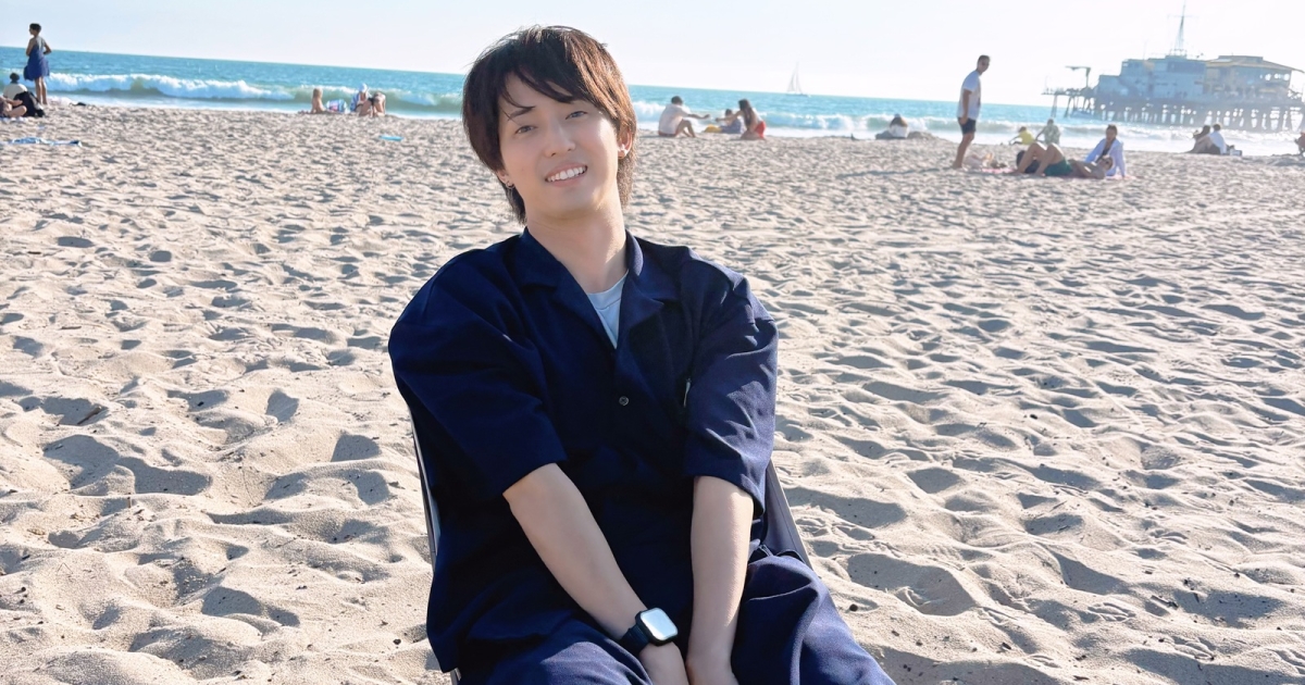 文筆家・川島如恵留（Travis Japan）サンタモニカビーチにて。メンバー