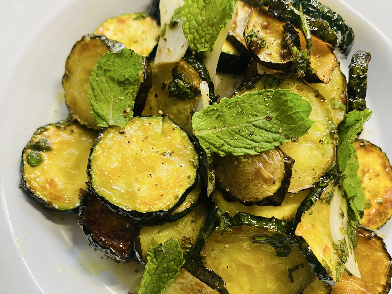 シンプルながら風味豊か。ズッキーニ1本で作る夏のごちそう一品 | GINGER