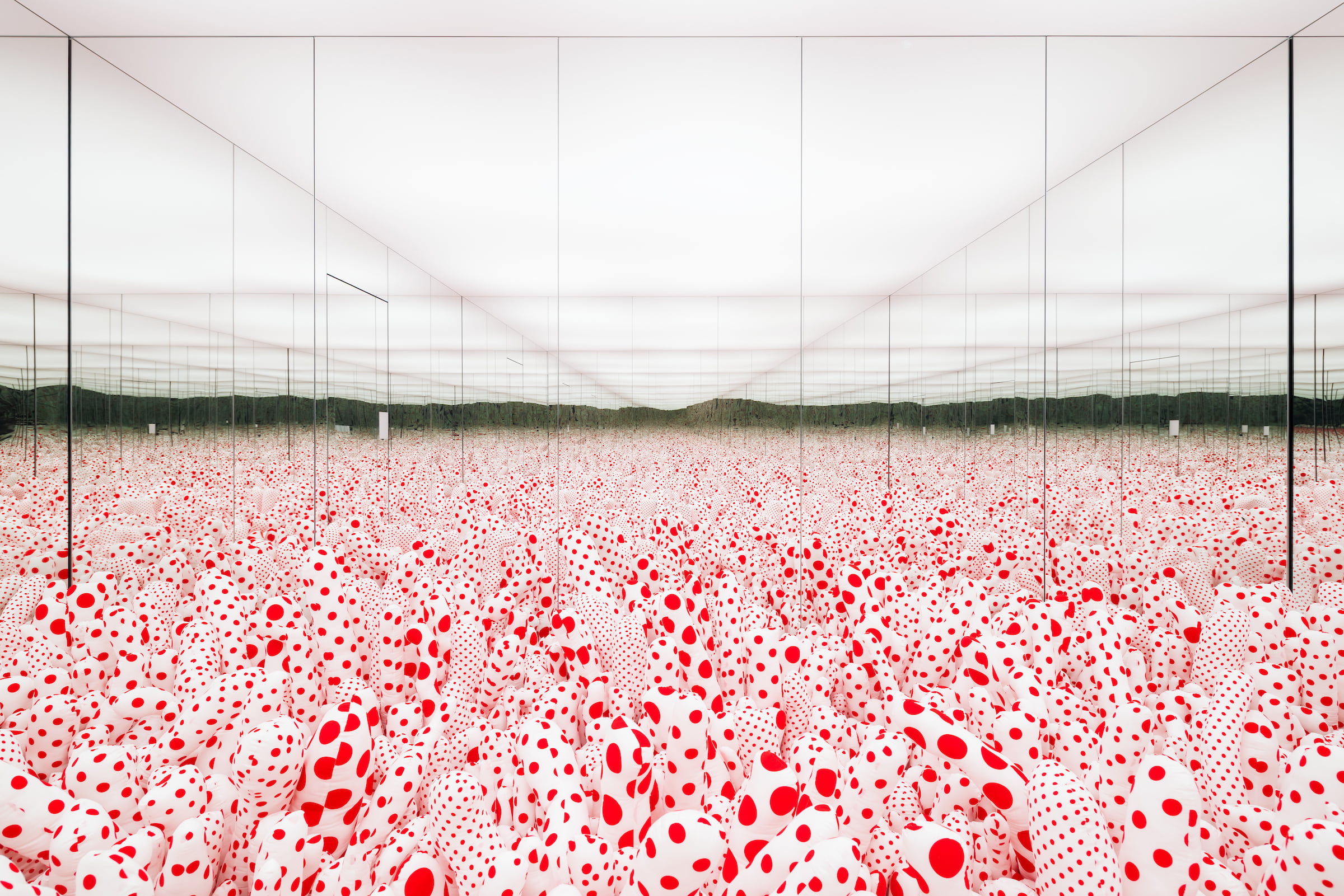美品 草間彌生 展 かぼちゃ 展示用オブジェ　Victoria Miro）村上隆 台風で破損した草間彌生「南瓜」が復活！直島で10/4から公開 | thisismedia