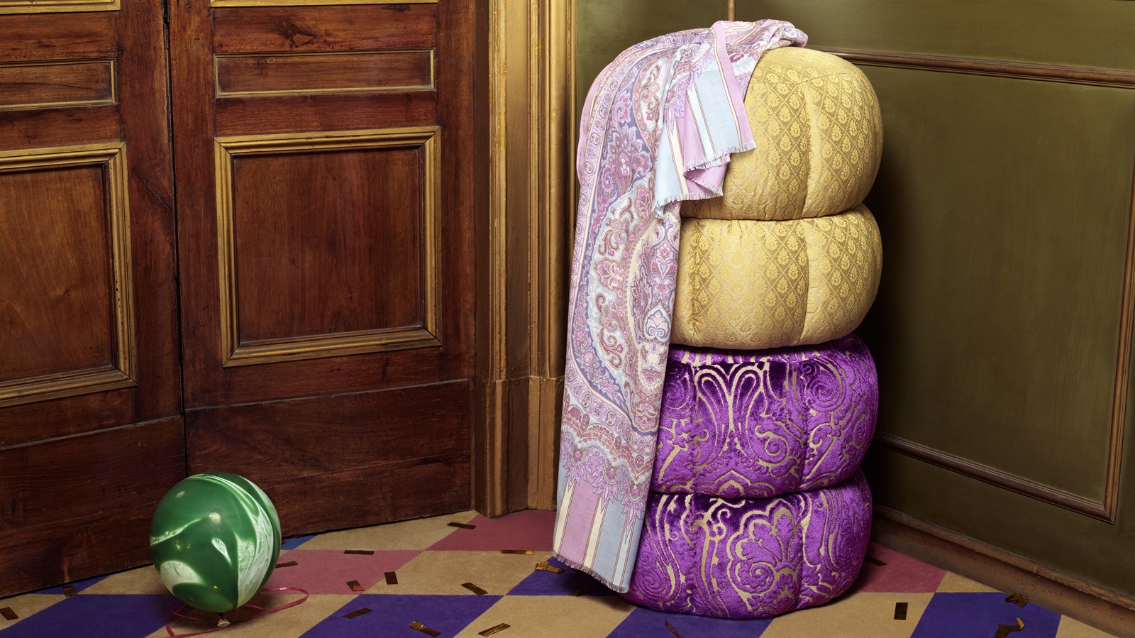 初冬の装いをもっと華やかに。エトロの美色ショールを一枚プラス | GINGER