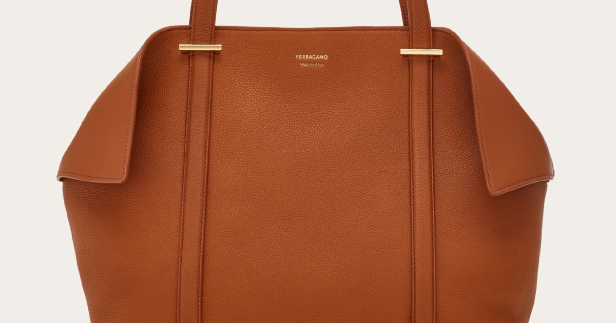 洒落感と収納力は両立する！フェラガモから届く新作レザーバッグの